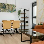 דירה The Forest - Luxe With Free Secured Parking בראשוב
